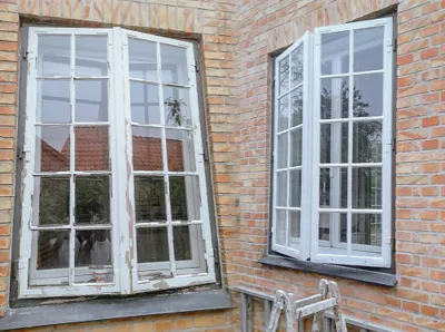 Hvide vinduer i murstensbyggeri