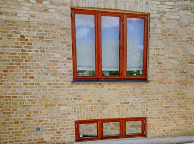 Røde træværksvinduer i facade