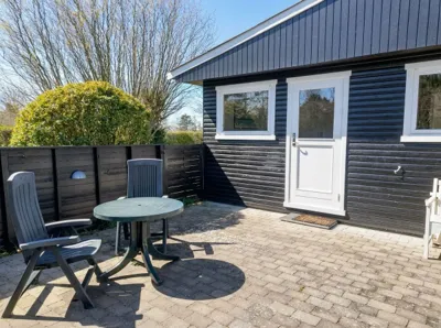 Mørkeblåt sommerhus med terrasse