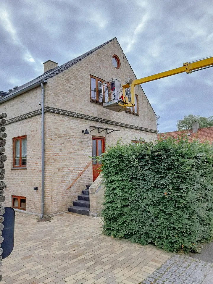 Murstenshus under facaderenovering med bomlifter i Nordsjælland