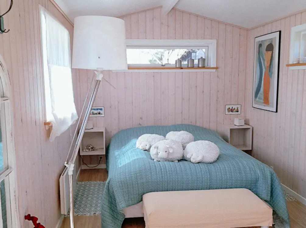 Sommerhus soveværelse med lyserøde træpaneler